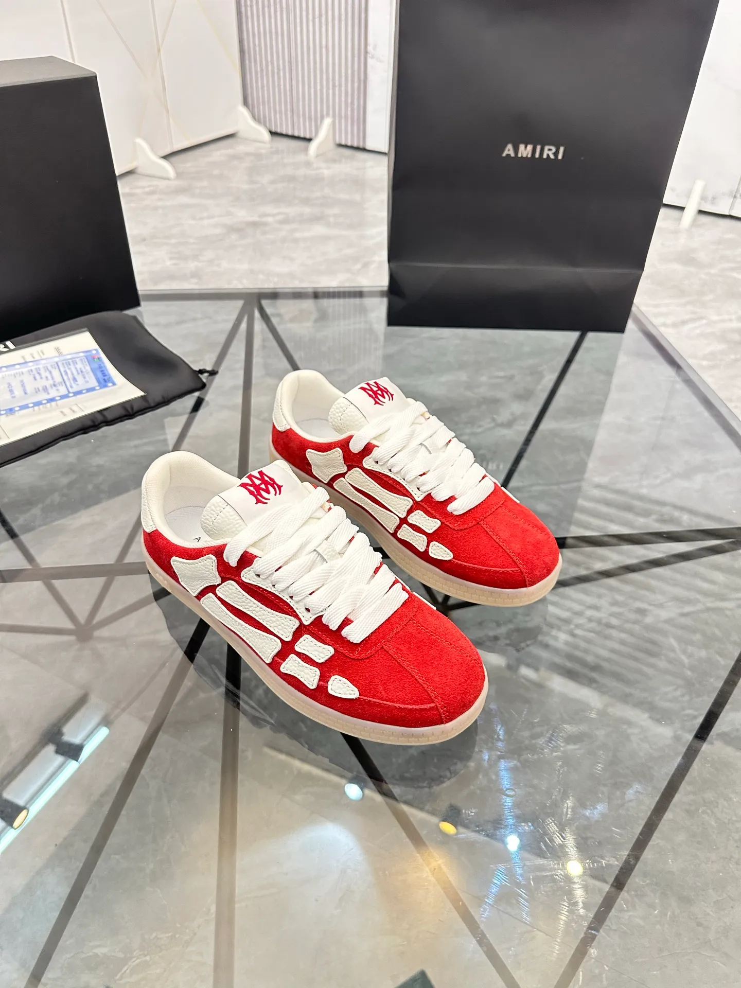 Men's shoes: 💰P600¥ Top quality in Guangzhou Product trademark: AMIRI* "Amir*" low-top casual shoes Regular size: 39-44 (can be customized to 45) Product material: Upper imported first-layer cowhide spliced ​​nubuck leather, breathable lining, original outsole. Number: 525